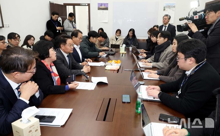 [서울=뉴시스] 조성봉 기자 = 허영 민주당 원내정책수석부대표가 22일 서울 여의도 국회에서 열린 ’쿠팡 개인정보 유출 사고 관련 쿠팡 연석 청문회‘ 관련 기자 간담회에서 발언를 하고 있다. 민주당은 ”오는 30-31일 이틀 간 과학기술정보방송통신위원회와 정무위원회, 국토교통위원회, 기후에너지환경노동위원회가 연석으로 쿠팡 청문회를 진행한다“고 밝혔다.2025.12.22. suncho21@newsis.com