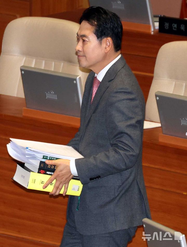 [서울=뉴시스] 조성봉 기자 = 장동혁 국민의힘 대표가 22일 서울 여의도 국회에서 열린 제430회국회(임시회) 제2차 본회의에서 '내란전담재판부설치 관련 법안'에 대한 무제한 반대토론을 하기 위해 발언대로 향하고 있다. 2025.12.22. suncho21@newsis.com