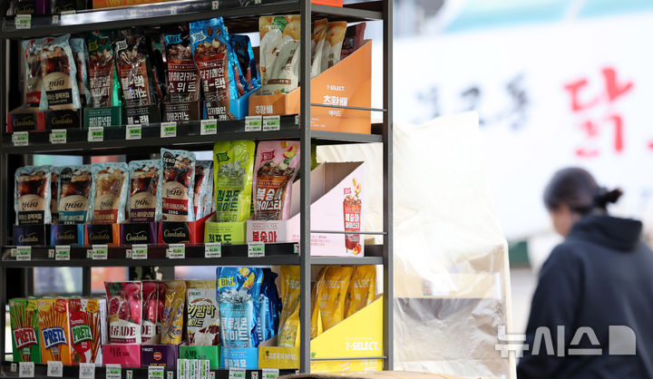 [서울=뉴시스] 김혜진 기자 = 22일 서울 시내 세븐일레븐 편의점에 PB 상품이 진열돼 있다. 2025.12.22. jini@newsis.com