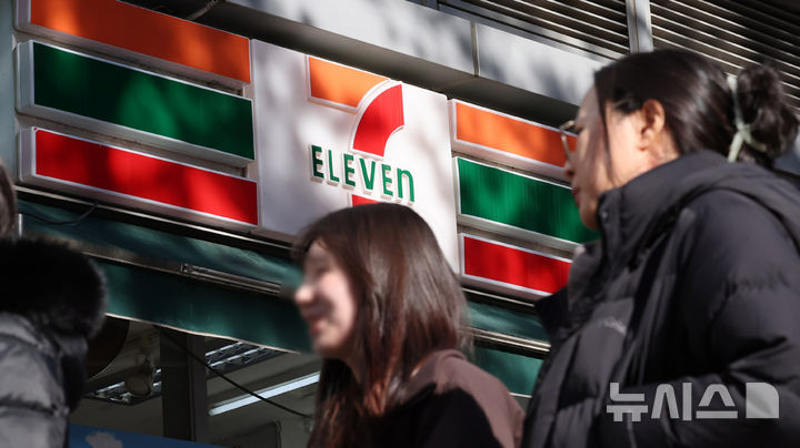 [서울=뉴시스] 김혜진 기자 = 사진은 지난 22일 서울 시내 세븐일레븐 편의점 앞으로 시민들이 이동하고 있는 모습. 2025.12.22. jini@newsis.com