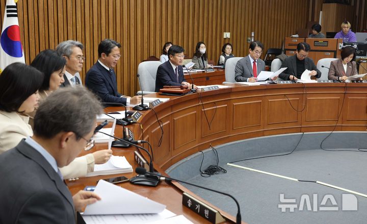 [서울=뉴시스] 조성봉 기자 = 정점식 국회 인사청문특위 위원장이 22일 오전 서울 여의도 국회에서 열린 감사원장(김호철) 임명동의에 관한 인사청문특별위원회 전체회의에서 회의를 주재하고 있다. 2025.12.22. suncho21@newsis.com