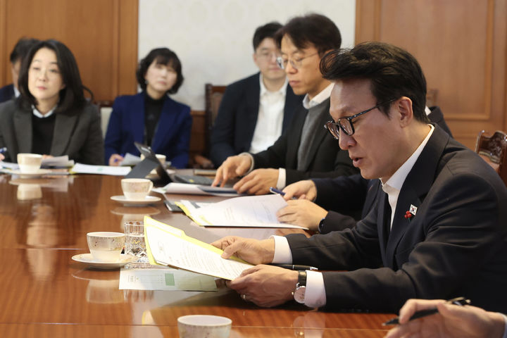 [서울=뉴시스] 추상철 기자 = 김민석 국무총리가 22일 오전 서울 종로구 정부서울청사에서 '자살 예방대책' 관련 국책연구기관 전문가 간담회를 하고 있다. (사진= 총리실 제공) 2025.12.22. photo@newsis.com *재판매 및 DB 금지