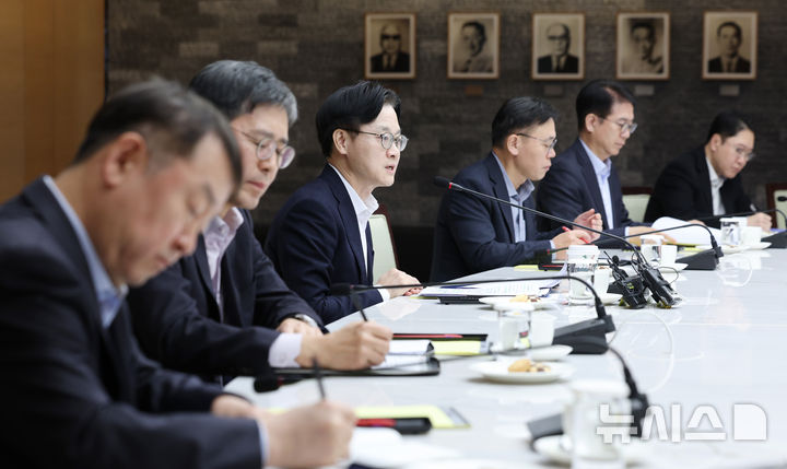 [서울=뉴시스] 김진아 기자 = 김정관 산업통상부 장관이 22일 서울 중구 대한상공회의소 챔버라운지에서 열린 '석유화학업계 사업재편 CEO 간담회'에서 발언하고 있다. 2025.12.22. bluesoda@newsis.com