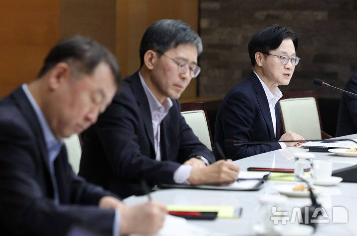 [서울=뉴시스] 김진아 기자 = 김정관 산업통상부 장관이 22일 서울 중구 대한상공회의소 챔버라운지에서 열린 '석유화학업계 사업재편 CEO 간담회'에서 발언하고 있다. 2025.12.22. bluesoda@newsis.com