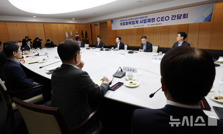 [서울=뉴시스] 김진아 기자 = 김정관 산업통상부 장관이 지난해 12월 22일 서울 중구 대한상공회의소 챔버라운지에서 열린 '석유화학업계 사업재편 CEO 간담회'에서 발언하고 있다. 2025.12.22. bluesoda@newsis.com
