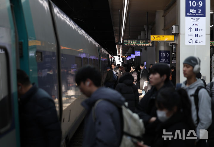 [서울=뉴시스] 김진아 기자 = 전국철도노동조합(철도노조) 총파업을 하루 앞둔 22일 서울역 승강장으로 열차가 들어오고 있다. 코레일은 노조 총파업 시 수도권 전철(서울지하철 1·3·4호선, 수인분당선, 경의중앙선, 경강선 등)과 대구경북의 대경선(구미~경산), 부산경남의 동해선(부전~태화강) 등 광역전철의 평시 대비 25% 감축 운행이 불가피할 것으로 보고 있다. 노조는 경영평가 성과급 지급기준을 기본급의 100%로 산정할 것을 요구하고 있다. 2025.12.22. bluesoda@newsis.com