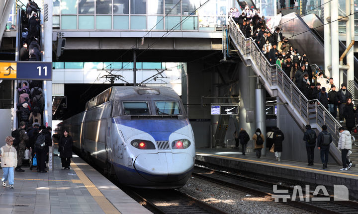 [서울=뉴시스] 김진아 기자 = 전국철도노동조합(철도노조) 총파업을 하루 앞둔 22일 서울역 승강장으로 열차가 들어오고 있다. 코레일은 노조 총파업 시 수도권 전철(서울지하철 1·3·4호선, 수인분당선, 경의중앙선, 경강선 등)과 대구경북의 대경선(구미~경산), 부산경남의 동해선(부전~태화강) 등 광역전철의 평시 대비 25% 감축 운행이 불가피할 것으로 보고 있다. 노조는 경영평가 성과급 지급기준을 기본급의 100%로 산정할 것을 요구하고 있다. 2025.12.22. bluesoda@newsis.com