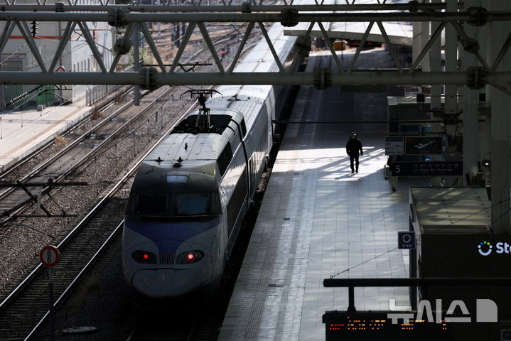 [서울=뉴시스] 22일 서울역 승강장으로 열차가 들어오고 있다. photo@newsis.com