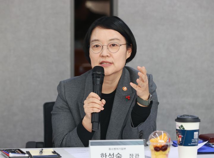 [서울=뉴시스] 한성숙 중소벤처기업부 장관이 지난달 22일 서울 마포구 드림스퀘어에서 열린 '제5차 소상공인 성장 릴레이 간담회'에서 인사말을 하고 있다. (사진=중소벤처기업부 제공) 2026.01.12. photo@newsis.com *재판매 및 DB 금지