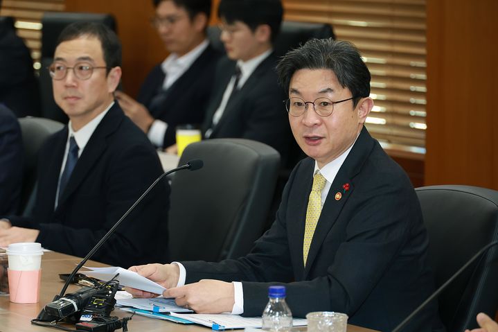 [서울=뉴시스] 이억원 금융위원장이 22일 오후 서울 여의도 한국거래소에서 열린 제3차 생산적금융 대전환 회의에 참석해 발언하고 있다. (사진=금융위원회 제공) 2025.12.22. photo@newsis.com *재판매 및 DB 금지