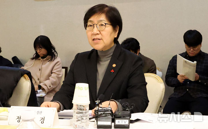 [서울=뉴시스] 추상철 기자 = 정은경 보건복지부 장관이 지난 22일 오후 서울 종로구 정부서울청사에서 열린 제2차 통합돌봄정책위원회 회의에서 발언을 하고 있다. 2025.12.22. scchoo@newsis.com
