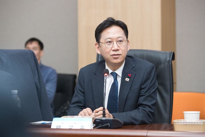 [서울=뉴시스] 배경훈 부총리 겸 과학기술정보통신부 장관이 22일 오후 세종특별자치시 국가과학기술연구회에서 열린 '출연연 기관장 간담회' 에서 과학기술xAI 성과 창출을 위한 출연연의 역할에 대해 논의하고 있다. (사진=과학기술정보통신부 제공) 2025.12.22. photo@newsis.com *재판매 및 DB 금지