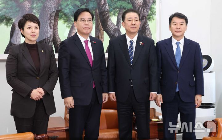 [서울=뉴시스] 조성봉 기자 = 김병기 더불어민주당 원내대표와 송언석 국민의힘 원내대표가 22일 오후 서울 여의도 국회에서 열린 '통일교 특검', '민생법안 처리' 등 현안 관련 원내대표회동에서 취재진을 향해 포즈를 취하고 있다. 왼쪽부터 김은혜 국민의힘 원내정책수석부대표, 송 원내대표, 김 원내대표, 문진석 민주당 원내운영수석부대표. 2025.12.22. suncho21@newsis.com