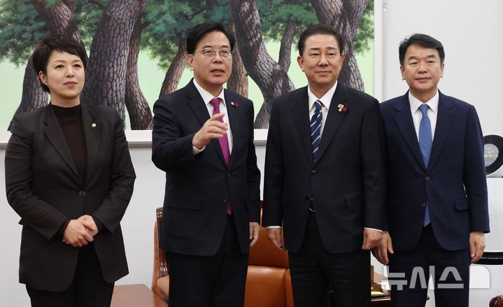 [서울=뉴시스] 조성봉 기자 = 김병기 더불어민주당 원내대표와 송언석 국민의힘 원내대표가 22일 오후 서울 여의도 국회에서 열린 '통일교 특검', '민생법안 처리' 등 현안 관련 원내대표회동에서 취재진을 향해 포즈를 취하고 있다. 왼쪽부터 김은혜 국민의힘 원내정책수석부대표, 송 원내대표, 김 원내대표, 문진석 민주당 원내운영수석부대표. 2025.12.22. suncho21@newsis.com