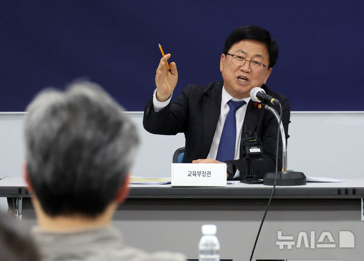 최교진 "의사인력 양성 규모 곧 결정…의대 교육 여건 개선 느껴져"