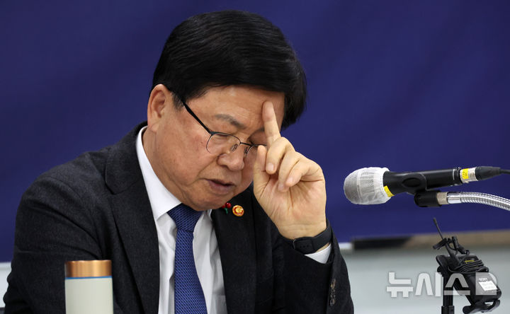 [세종=뉴시스] 강종민 기자 = 최교진 교육부 장관이 지난 22일 세종시 정부세종청사에서 열린 취임 100일 출입기자단 간담회에서 기자 질문에 답변을 고심하고 있다. 2025.12.23. ppkjm@newsis.com