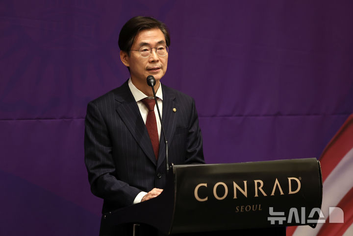 [서울=뉴시스] 김선웅 기자 = 한미의원연맹 공동회장 조경태 국민의힘 의원이 22일 서울 여의도 콘래드호텔에서 열린 한미의원연맹 만찬간담회에서 인사말을 하고 있다. 2025.12.22. mangusta@newsis.com