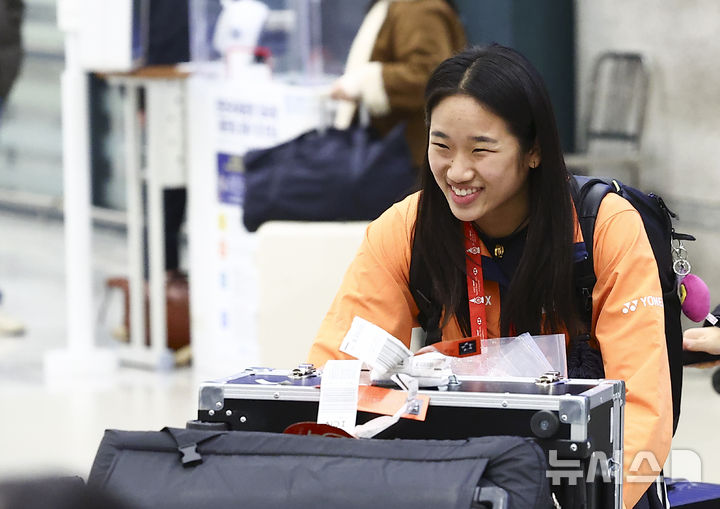 [인천공항=뉴시스] 김근수 기자 = 배드민턴 역대 단식 단일 시즌 최다승(11승)을 기록한 안세영이 22일 인천 중구 인천국제공항 제1여객터미널으로 2025 세계배드민턴연맹(BWF) 월드 투어 파이널 대회를 마치고 귀국하고 있다. 2025.12.22. ks@newsis.com