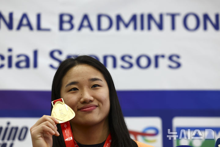 [인천공항=뉴시스] 김근수 기자 = 배드민턴 역대 단식 단일 시즌 최다승(11승)을 기록한 안세영이 22일 인천 중구 인천국제공항 제1여객터미널으로 2025 세계배드민턴연맹(BWF) 월드 투어 파이널 대회를 마치고 귀국한 뒤 인터뷰를 마치고 메달을 들어보이고 있다. 2025.12.22. ks@newsis.com