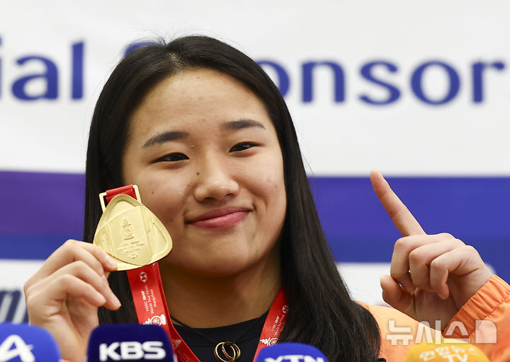 [인천공항=뉴시스] 김근수 기자 = 배드민턴 역대 단식 단일 시즌 최다승(11승)을 기록한 안세영이 22일 인천 중구 인천국제공항 제1여객터미널으로 2025 세계배드민턴연맹(BWF) 월드 투어 파이널 대회를 마치고 귀국한 뒤 인터뷰를 마치고 메달을 들어보이고 있다. 2025.12.22. ks@newsis.com