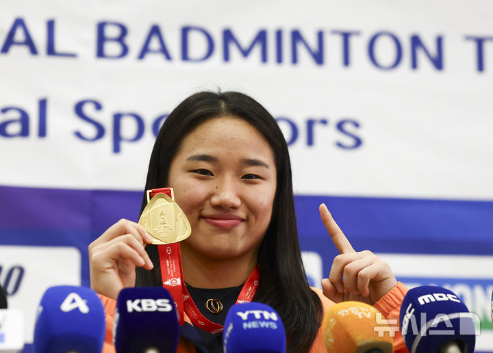 [인천공항=뉴시스] 김근수 기자 = 배드민턴 역대 단식 단일 시즌 최다승(11승)을 기록한 안세영이 22일 인천 중구 인천국제공항 제1여객터미널으로 2025 세계배드민턴연맹(BWF) 월드 투어 파이널 대회를 마치고 귀국한 뒤 인터뷰를 마치고 메달을 들어보이고 있다. 2025.12.22. ks@newsis.com