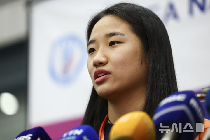 [인천공항=뉴시스] 김근수 기자 = 배드민턴 역대 단식 단일 시즌 최다승(11승)을 기록한 안세영이 22일 인천 중구 인천국제공항 제1여객터미널으로 2025 세계배드민턴연맹(BWF) 월드 투어 파이널 대회를 마치고 귀국한 뒤 취재진 질문에 답하고 있다. 2025.12.22. ks@newsis.com