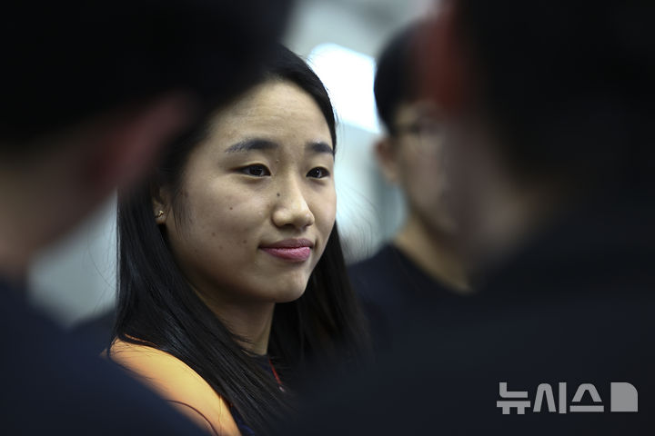 [인천공항=뉴시스] 김근수 기자 = 배드민턴 역대 단식 단일 시즌 최다승(11승)을 기록한 안세영이 22일 인천 중구 인천국제공항 제1여객터미널으로 2025 세계배드민턴연맹(BWF) 월드 투어 파이널 대회를 마치고 귀국한 뒤 취재진 질문에 답하고 있다. 2025.12.22. ks@newsis.com