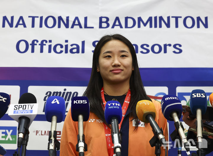 [인천공항=뉴시스] 김근수 기자 = 배드민턴 역대 단식 단일 시즌 최다승(11승)을 기록한 안세영이 22일 인천 중구 인천국제공항 제1여객터미널으로 2025 세계배드민턴연맹(BWF) 월드 투어 파이널 대회를 마치고 귀국한 뒤 취재진 질문에 답하고 있다. 2025.12.22. ks@newsis.com