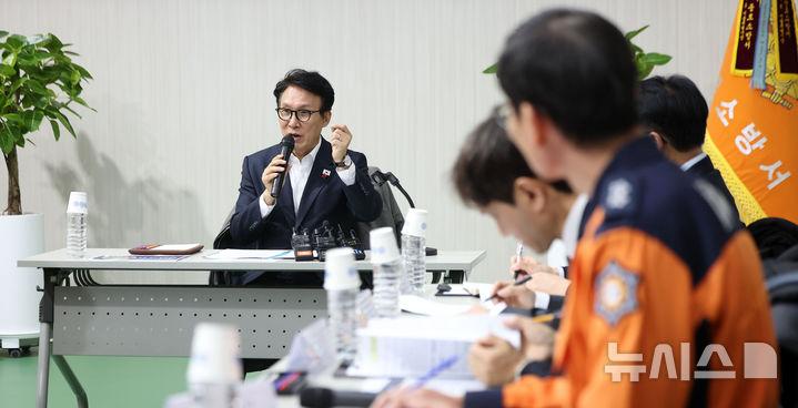 [서울=뉴시스] 김선웅 기자 = 김민석 국무총리가 22일 서울 종로소방서를 방문해 119구급대원들과 간담회를 하고 있다. 2025.12.22. mangusta@newsis.com