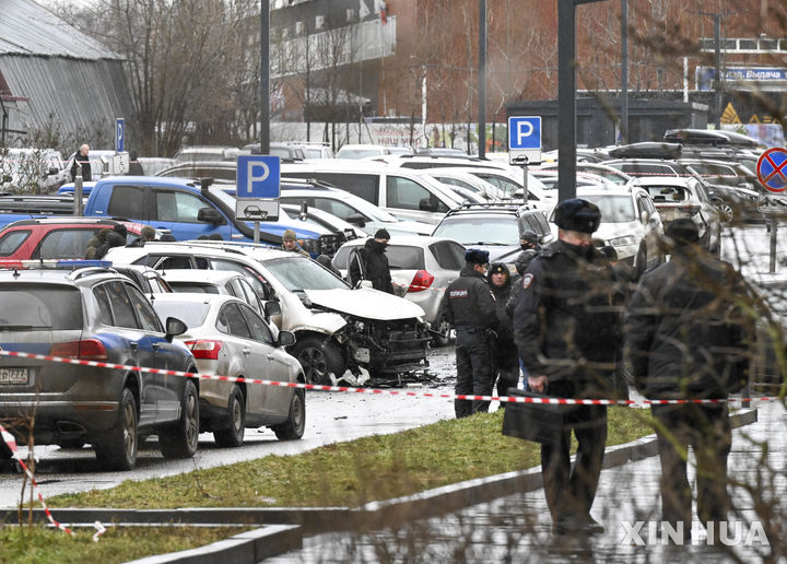 [모스크바= AP/뉴시스] 러시아 모스크바에서 2025년 12월 22일 폭발사고가 난 주차장에 많은 차량이 서 있는 광경.&nbsp; 러시아 당국은 2026년 1분기 러시아국산 차량의 판매량이 크게 늘어났다며&nbsp; 차종별 판매 추이를 4월 2일발표했다.&nbsp; 2026. 04. 03.&nbsp; 