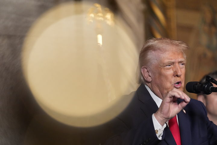 [팜비치=AP/뉴시스] 도널드 트럼프 미국 대통령이 22일(현지 시간) 미국 플로리다 팜비치 마러라고에서 '트럼프급' 신예 항공 모함 건조 계획을 발표하고 있다. 2025.12.23.