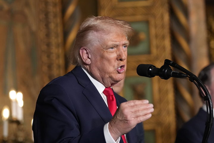 [팜비치=AP/뉴시스] 도널드 트럼프 미국 대통령이 22일(현지 시간) 미국 플로리다 팜비치 마러라고에서 '트럼프급' 신예 항공 모함 건조 계획을 발표하고 있다. 2025.12.23.