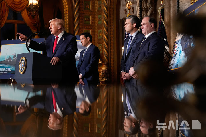 [팜비치=AP/뉴시스] 도널드 트럼프 미국 대통령이 22일(현지 시간) 미국 플로리다 팜비치 마러라고에서 마코 루비오 국무장관, 피트 헤그세스 국방장관, 존 펠란 해군장관이 배석한 가운데 '트럼프급' 신예 항공 모함 건조 계획을 발표하고 있다. 2025.12.23.