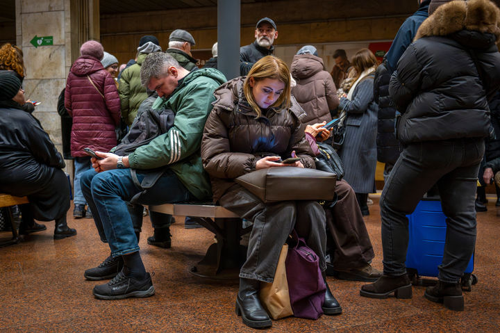 [키이우=AP/뉴시스] 도널드 트럼프 미국 대통령과 볼로디미르 젤렌스키 우크라이나 대통령의 '종전' 회담을 앞두고 러시아가 우크라이나 수도에 대규모 공습을 가했다. 사진은 지난 23일 러시아의 드론 공습으로 우크라이나 키이우에서 시민들이 방공호로 사용하는 지하철역으로 대피해 모여 있는 모습. 2025.12.27.