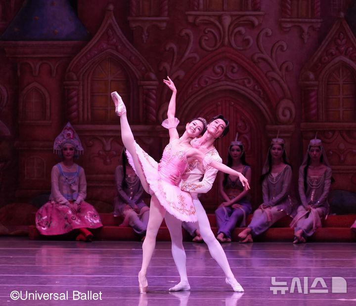  [서울=뉴시스]2025 유니버설발레단단 '호두까기 인형' 공연 장면. 왕자 역 이동탁과 클라라 역 서혜원이 열연하고 있다. (사진=유니버설발레단 제공) 2025.12.23. 