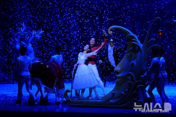 [서울=뉴시스]2025 유니버설발레단단 '호두까기 인형' 공연 장면. 왕자 역 이동탁과 클라라 역 서혜원이 열연하고 있다. (사진=유니버설발레단 제공) 2025.12.23. 