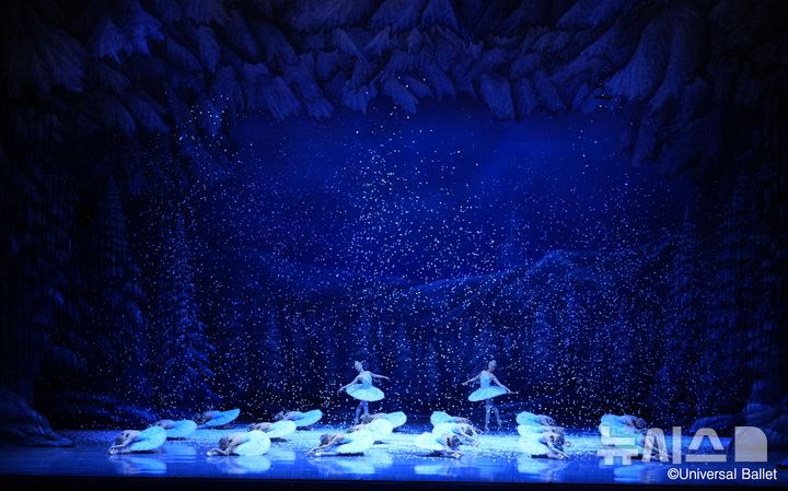  [서울=뉴시스]2025 유니버설발레단단 '호두까기 인형' 1막 중 '눈송이 왈츠' 장면. (사진=유니버설발레단 제공) 2025.12.23. 
