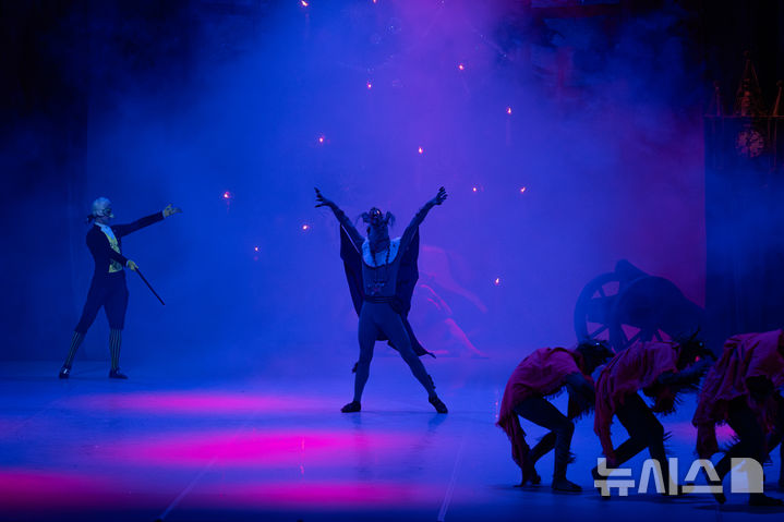  [서울=뉴시스]2025 예술의전당 & 국립발레단 '호두까기 인형' 1막에 등장한 생쥐 왕. (사진=국립발레단 제공) 2025.12.23. 