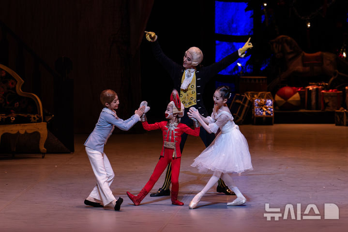  [서울=뉴시스]2025 예술의전당 & 국립발레단 '호두까기 인형' 1막 장면. (사진=국립발레단 제공) 2025.12.23. 