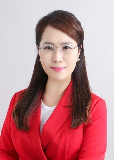 [거제=뉴시스] 신정철 기자= 경남 거제시의회 정명희 의원이 여의도정책연구원이 주관한 '2025 대한민국 지방자치평가 의정정책대상'에서 기초의원 부문 최우수상을 수상했다.사진은 정명희 의원의 프로필 사진.(사진=거제시의회 제공).2025.12.22. photo@newsis.com *재판매 및 DB 금지