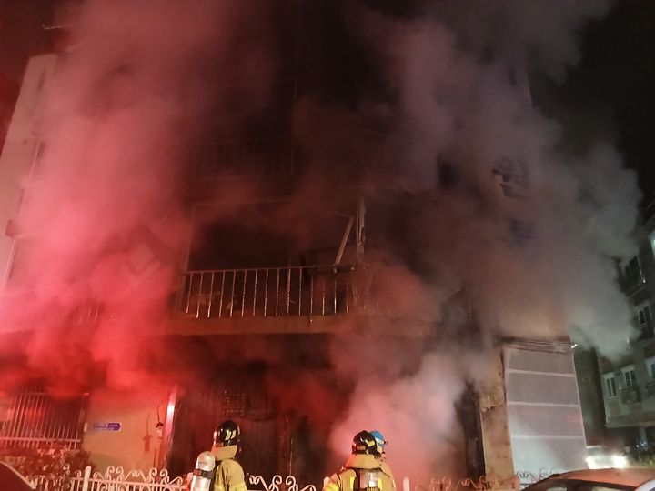 [전주=뉴시스] 23일 0시8분께 전북 전주시 완산구 서신동의 한 다가구주택 1층에서 불이 나 연기와 화염이 피어오르고 있다. (사진=전북도소방본부 제공) 2025.12.23. photo@newsis.com *재판매 및 DB 금지