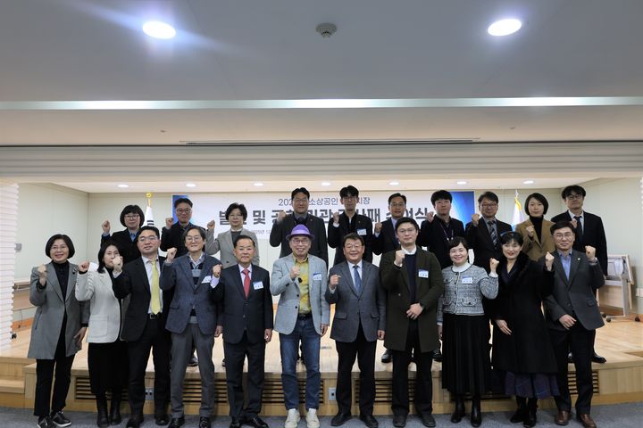 [서울=뉴시스] 2025년 소상공인·전통시장 발전 및 공헌 기관 감사패 수여식. (사진=소상공인시장진흥공단 제공) 2025.12.23. photo@newsis.com *재판매 및 DB 금지