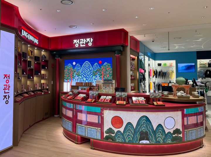 [서울=뉴시스] 인천공항 2터미널 신라면세점에 위치한 정관장 프리미엄 스토어 모습.(사진=KGC인삼공사 제공) *재판매 및 DB 금지