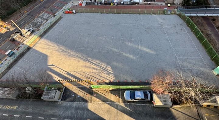 [수원=뉴시스] 미매각 공공시설용지를 활용한 용인상현도서관 임시주차장. (사진=경기도 제공) 2025.12.23. photo@newsis.com *재판매 및 DB 금지