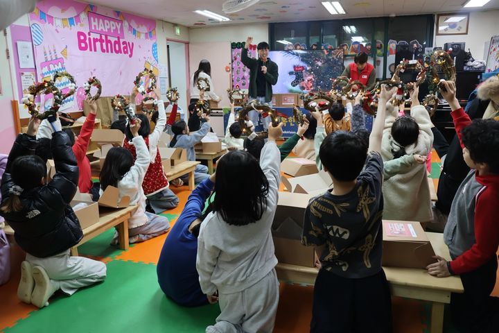 [서울=뉴시스] LG헬로비전이 임직원과 네티즌이 함께하는 ‘마음나눔 더블기부’ 캠페인을 진행했다. 사진은 지역복지센터에서 임직원들이 봉사활동을 하는 모습. (사진=LG헬로비전 제공) 2025.12.23. photo@newisis.com *재판매 및 DB 금지