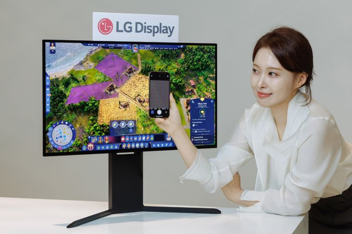 [서울=뉴시스]세계 최초 240Hz RGB 스트라이프 구조가 적용된 LG디스플레이 모니터용 OLED 패널. (사진=LG디스플레이 제공) 2025.12.23. photo@newsis.com *재판매 및 DB 금지