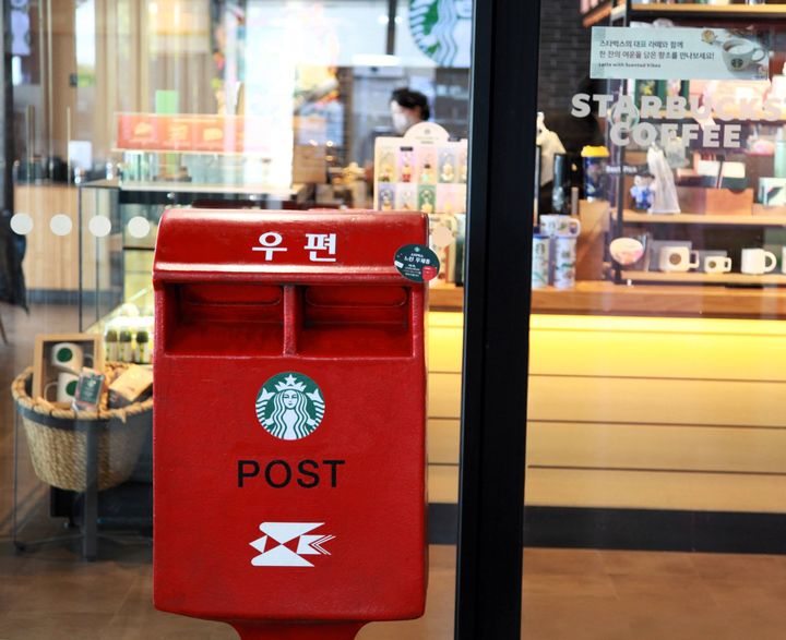 [서울=뉴시스] 스타벅스 서울타워점에 설치된 느린 우체통 모습.(사진=스타벅스 코리아 제공) *재판매 및 DB 금지