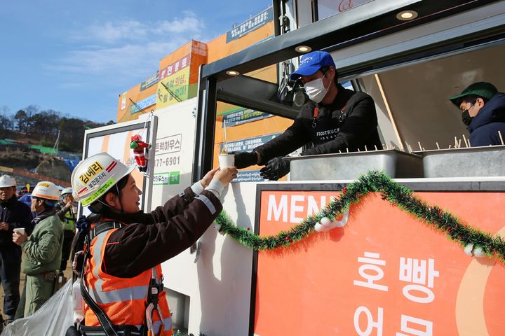 [서울=뉴시스] 한화 건설부문 '찾아가는 겨울 간식차' 모습. (사진=한화 제공) 2025.12.23. photo@newsis.com *재판매 및 DB 금지