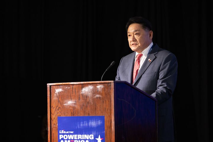 [서울=뉴시스]구자균 LS일렉트릭 회장이 지난 4월 미국 텍사스주에 위치한 'LS일렉트릭 배스트럽(Bastrop) 캠퍼스' 준공식에서 환영사를 하고 있다. (사진 = 업체 제공) 2025.12.23. photo@newsis.com *재판매 및 DB 금지