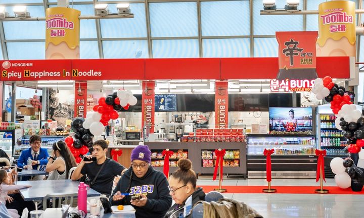 [서울=뉴시스] 미국 뉴욕 JFK 공항에 위치한 '신라면 분식' 모습.(사진=농심 제공) *재판매 및 DB 금지